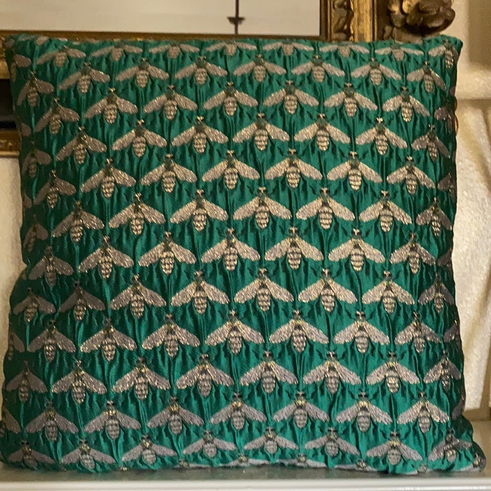 16x16 decorative Queen Bee pillow.